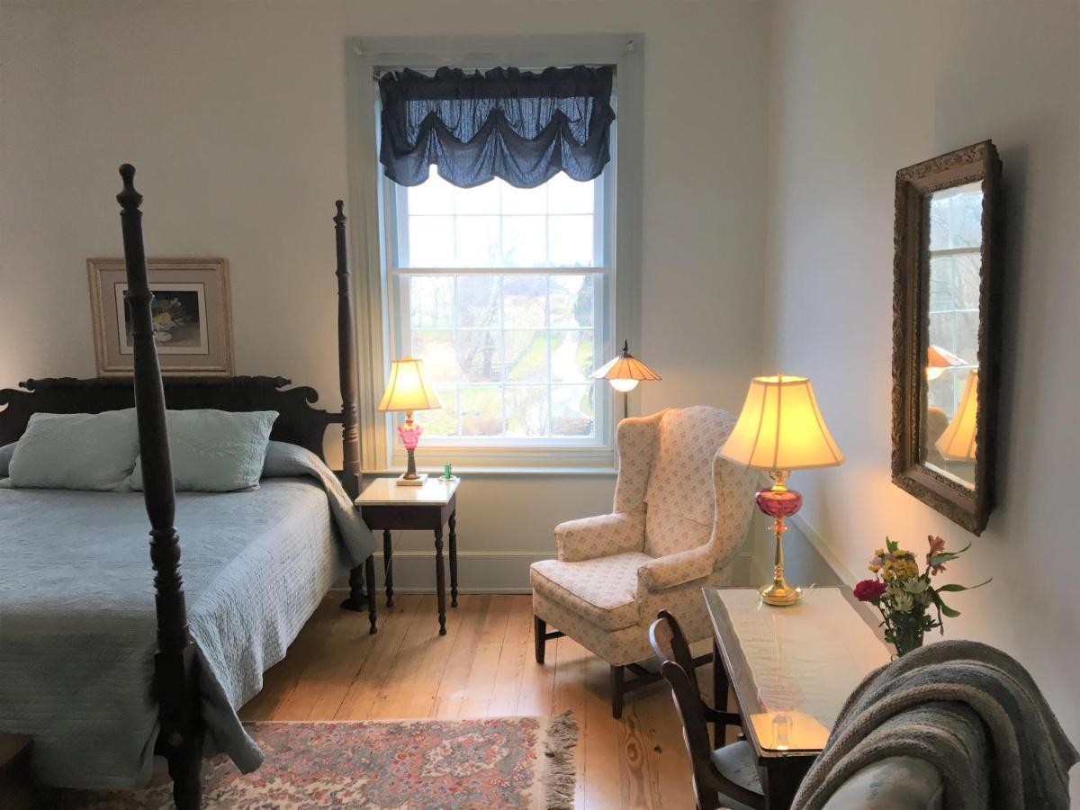 Smithfield Farm B&B Winchester Room photo